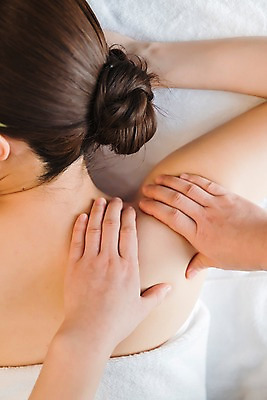 포토 JPG 우먼라이프 손 여자 엎드리기 휴식 실내 관리 상반신 20대 성인 두명 뒷모습 신체부위 뷰티 한국인 마사지 피부 마사지사 힐링 테라피 에스테틱 의료성형뷰티 국내포토 직업 라이프스타일 뷰포인트 컨셉 모션 사람 동양인 청년 내부 파일형식