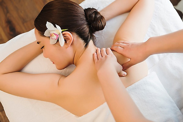 포토 JPG 우먼라이프 여자 꽃 엎드리기 휴식 실내 관리 상반신 20대 성인 두명 뒷모습 신체부위 뷰티 한국인 마사지 피부 마사지사 힐링 팔 테라피 에스테틱 의료성형뷰티 국내포토 식물 직업 라이프스타일 뷰포인트 컨셉 모션 사람 동양인 청년 내부 파일형식