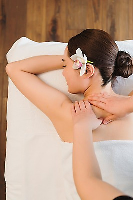 포토 JPG 우먼라이프 여자 꽃 엎드리기 휴식 실내 관리 상반신 20대 성인 두명 뒷모습 신체부위 뷰티 한국인 마사지 피부 마사지사 힐링 팔 테라피 에스테틱 의료성형뷰티 국내포토 식물 직업 라이프스타일 뷰포인트 컨셉 모션 사람 동양인 청년 내부 파일형식