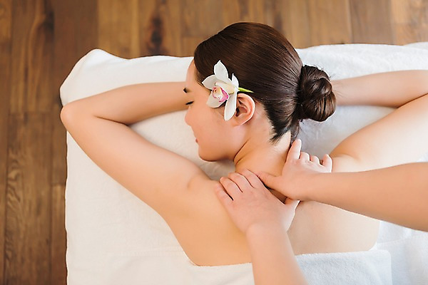 포토 JPG 우먼라이프 여자 꽃 엎드리기 휴식 실내 관리 상반신 20대 성인 두명 뒷모습 신체부위 뷰티 한국인 마사지 피부 마사지사 힐링 팔 테라피 에스테틱 의료성형뷰티 국내포토 식물 직업 라이프스타일 뷰포인트 컨셉 모션 사람 동양인 청년 내부 파일형식