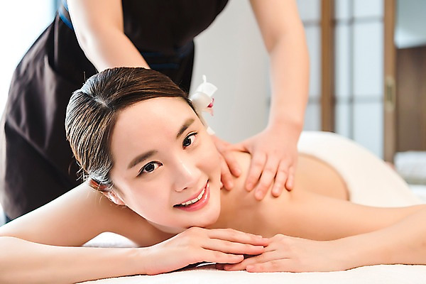 포토 JPG 우먼라이프 여자 꽃 엎드리기 휴식 실내 관리 상반신 20대 성인 두명 앞모습 신체부위 뷰티 한국인 마사지 피부 마사지사 힐링 팔 테라피 에스테틱 의료성형뷰티 국내포토 식물 직업 라이프스타일 뷰포인트 컨셉 모션 사람 동양인 청년 내부 파일형식