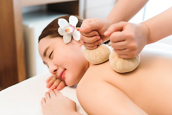 포토 JPG 우먼라이프 손 여자 꽃 엎드리기 휴식 실내 관리 상반신 20대 성인 두명 옆모습 신체부위 뷰티 한국인 마사지 피부 마사지사 힐링 테라피 에스테틱 의료성형뷰티 국내포토 식물 직업 라이프스타일 뷰포인트 컨셉 모션 사람 동양인 청년 내부 파일형식