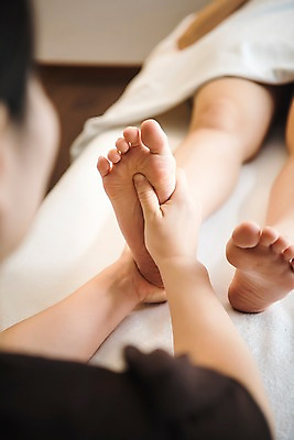 포토 JPG 우먼라이프 여자 휴식 실내 관리 상반신 20대 성인 두명 뒷모습 아웃포커스 신체부위 눕기 뷰티 한국인 하반신 다리 마사지 피부 마사지사 힐링 테라피 에스테틱 의료성형뷰티 국내포토 직업 라이프스타일 뷰포인트 컨셉 모션 촬영기법 사람 동양인 청년 내부 파일형식