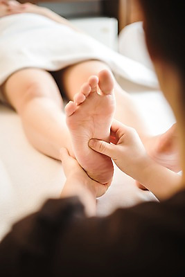 포토 JPG 우먼라이프 여자 휴식 실내 관리 상반신 20대 성인 두명 앞모습 뒷모습 신체부위 눕기 뷰티 한국인 하반신 다리 마사지 피부 마사지사 힐링 테라피 에스테틱 의료성형뷰티 국내포토 직업 라이프스타일 뷰포인트 컨셉 모션 사람 동양인 청년 내부 파일형식