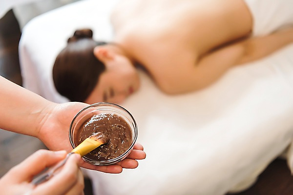 포토 JPG 우먼라이프 손 여자 엎드리기 휴식 실내 관리 상반신 20대 성인 두명 뒷모습 아웃포커스 신체부위 뷰티 한국인 마사지 피부 힐링 팩 스킨케어 테라피 에스테틱 의료성형뷰티 국내포토 라이프스타일 뷰포인트 컨셉 모션 촬영기법 사람 동양인 청년 내부 화장품 파일형식