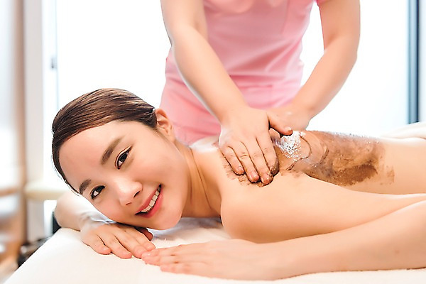 포토 JPG 우먼라이프 여자 엎드리기 휴식 실내 관리 웃음 상반신 20대 성인 두명 옆모습 신체부위 뷰티 한국인 마사지 피부 힐링 팩 스킨케어 팔 테라피 에스테틱 피부관리사 의료성형뷰티 국내포토 직업 라이프스타일 뷰포인트 컨셉 모션 표정 사람 동양인 청년 내부 화장품 파일형식