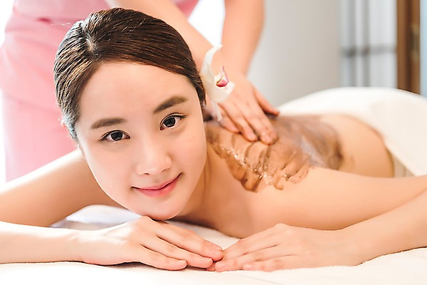 포토 JPG 우먼라이프 여자 엎드리기 휴식 실내 관리 웃음 상반신 20대 성인 두명 앞모습 신체부위 뷰티 한국인 마사지 피부 힐링 팩 스킨케어 팔 테라피 에스테틱 피부관리사 의료성형뷰티 국내포토 직업 라이프스타일 뷰포인트 컨셉 모션 표정 사람 동양인 청년 내부 화장품 파일형식