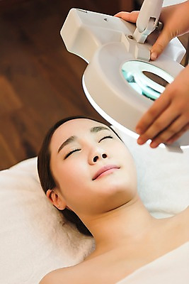 포토 JPG 우먼라이프 손 여자 휴식 실내 관리 상반신 20대 성인 두명 앞모습 신체부위 눕기 뷰티 기계 한국인 마사지 피부 힐링 스킨케어 테라피 에스테틱 피부관리사 의료성형뷰티 국내포토 직업 라이프스타일 뷰포인트 컨셉 모션 사람 동양인 청년 내부 파일형식