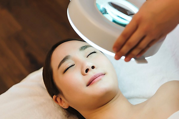 포토 JPG 우먼라이프 손 여자 휴식 실내 관리 상반신 20대 성인 두명 앞모습 신체부위 눕기 뷰티 기계 한국인 마사지 피부 힐링 스킨케어 테라피 에스테틱 피부관리사 의료성형뷰티 국내포토 직업 라이프스타일 뷰포인트 컨셉 모션 사람 동양인 청년 내부 파일형식