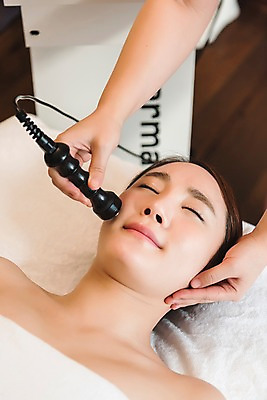 포토 JPG 우먼라이프 여자 휴식 실내 관리 상반신 20대 성인 두명 앞모습 신체부위 눕기 뷰티 기계 한국인 마사지 피부 힐링 스킨케어 팔 테라피 에스테틱 피부관리사 의료성형뷰티 국내포토 직업 라이프스타일 뷰포인트 컨셉 모션 사람 동양인 청년 내부 파일형식