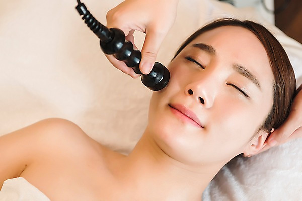 포토 JPG 우먼라이프 손 여자 휴식 실내 관리 웃음 상반신 20대 성인 두명 앞모습 신체부위 눕기 뷰티 기계 한국인 마사지 피부 힐링 스킨케어 테라피 에스테틱 피부관리사 의료성형뷰티 국내포토 직업 라이프스타일 뷰포인트 컨셉 모션 표정 사람 동양인 청년 내부 파일형식