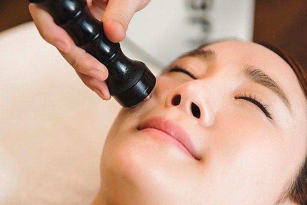 포토 JPG 우먼라이프 손 여자 얼굴 휴식 실내 관리 근접촬영 상반신 20대 성인 두명 앞모습 신체부위 눕기 뷰티 기계 한국인 마사지 피부 힐링 스킨케어 테라피 에스테틱 피부관리사 의료성형뷰티 국내포토 직업 라이프스타일 뷰포인트 컨셉 모션 사람 동양인 청년 내부 파일형식