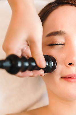 포토 JPG 우먼라이프 손 여자 얼굴 휴식 실내 관리 근접촬영 상반신 20대 성인 두명 앞모습 신체부위 눕기 뷰티 기계 한국인 마사지 피부 힐링 스킨케어 테라피 에스테틱 피부관리사 의료성형뷰티 국내포토 직업 라이프스타일 뷰포인트 컨셉 모션 사람 동양인 청년 내부 파일형식