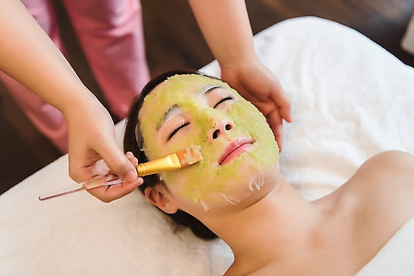 포토 JPG 우먼라이프 손 여자 휴식 실내 관리 상반신 20대 성인 두명 앞모습 신체부위 눕기 뷰티 한국인 마사지 피부 힐링 팩 스킨케어 테라피 마스크팩 에스테틱 피부관리사 의료성형뷰티 국내포토 직업 라이프스타일 뷰포인트 컨셉 모션 사람 동양인 청년 내부 화장품 파일형식