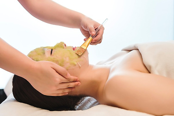 포토 JPG 우먼라이프 여자 휴식 실내 관리 상반신 20대 성인 두명 옆모습 신체부위 눕기 뷰티 한국인 마사지 피부 힐링 팩 스킨케어 팔 테라피 에스테틱 피부관리사 의료성형뷰티 국내포토 직업 라이프스타일 뷰포인트 컨셉 모션 사람 동양인 청년 내부 화장품 파일형식