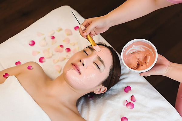 포토 JPG 우먼라이프 여자 꽃잎 휴식 실내 관리 상반신 20대 성인 두명 앞모습 신체부위 눕기 뷰티 한국인 마사지 피부 힐링 팩 스킨케어 팔 테라피 에스테틱 피부관리사 의료성형뷰티 국내포토 직업 라이프스타일 꽃 뷰포인트 컨셉 모션 사람 동양인 청년 내부 화장품 파일형식