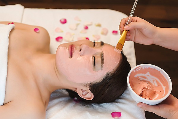 포토 JPG 우먼라이프 손 여자 꽃잎 휴식 실내 관리 상반신 20대 성인 두명 옆모습 신체부위 눕기 뷰티 한국인 마사지 피부 힐링 팩 스킨케어 테라피 에스테틱 피부관리사 의료성형뷰티 국내포토 직업 라이프스타일 꽃 뷰포인트 컨셉 모션 사람 동양인 청년 내부 화장품 파일형식