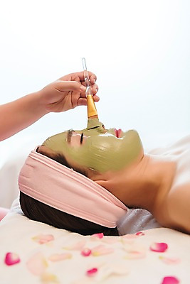 포토 JPG 우먼라이프 손 여자 꽃잎 휴식 실내 관리 상반신 20대 성인 두명 옆모습 신체부위 눕기 뷰티 한국인 마사지 피부 힐링 팩 스킨케어 테라피 에스테틱 피부관리사 의료성형뷰티 국내포토 직업 라이프스타일 꽃 뷰포인트 컨셉 모션 사람 동양인 청년 내부 화장품 파일형식