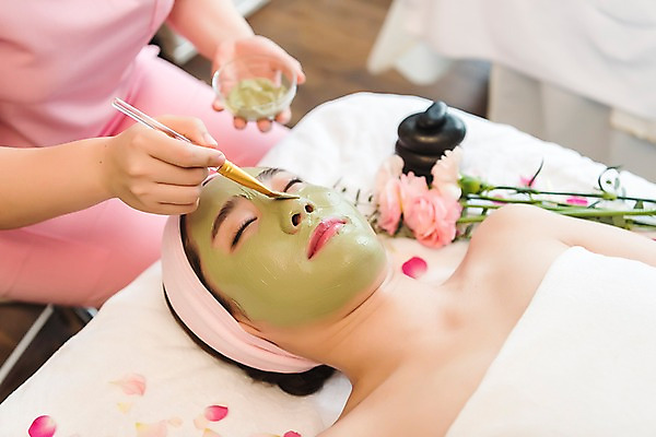 포토 JPG 우먼라이프 여자 꽃잎 꽃 휴식 실내 관리 상반신 20대 성인 두명 옆모습 신체부위 눕기 뷰티 한국인 마사지 피부 힐링 팩 스킨케어 테라피 에스테틱 피부관리사 의료성형뷰티 국내포토 식물 직업 라이프스타일 뷰포인트 컨셉 모션 사람 동양인 청년 내부 화장품 파일형식