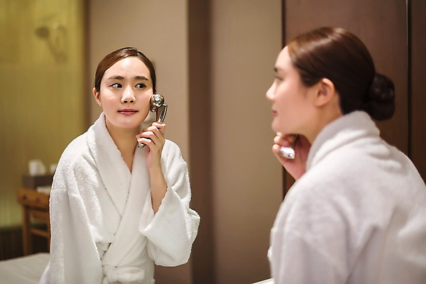 포토 JPG 우먼라이프 응시 여자 실내 한명 서기 상반신 20대 성인 옆모습 아웃포커스 뷰티 거울 한국인 마사지 피부 피부관리 힐링 마사지롤러 에스테틱 의료성형뷰티 성인여자한명만 국내포토 1 라이프스타일 시선 뷰포인트 모션 촬영기법 사람 동양인 청년 내부 신체부위 여자한명만 성인여자만 파일형식