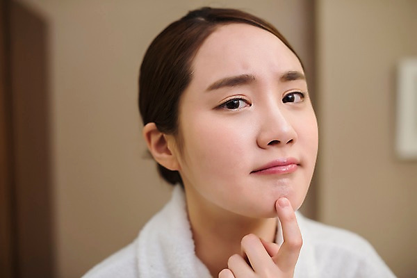 포토 JPG 우먼라이프 여자 실내 관리 한명 상반신 20대 성인 앞모습 뷰티 한국인 미용사 피부 피부관리 힐링 여드름 에스테틱 의료성형뷰티 성인여자한명만 국내포토 직업 1 라이프스타일 뷰포인트 사람 동양인 청년 내부 신체부위 여자한명만 성인여자만 파일형식