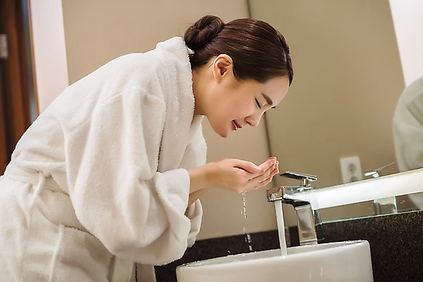 포토 JPG 우먼라이프 여자 실내 한명 상반신 20대 성인 옆모습 뷰티 눈감음 한국인 세수 힐링 스킨케어 테라피 에스테틱 의료성형뷰티 성인여자한명만 국내포토 1 라이프스타일 뷰포인트 모션 사람 동양인 청년 내부 청결 여자한명만 성인여자만 파일형식