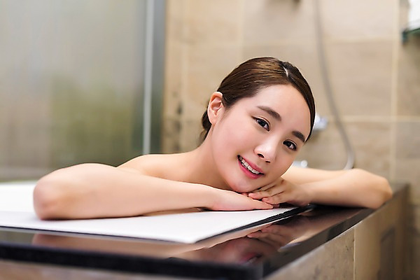 포토 JPG 우먼라이프 여자 휴식 욕조 실내 한명 웃음 상반신 20대 성인 앞모습 뷰티 턱괴기 한국인 힐링 테라피 에스테틱 의료성형뷰티 성인여자한명만 국내포토 1 라이프스타일 뷰포인트 컨셉 모션 표정 사람 동양인 청년 내부 여자한명만 성인여자만 파일형식 인종 생활 여자만 성인만