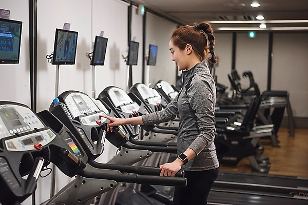 포토 JPG 우먼라이프 응시 여자 실내 건강 한명 서기 상반신 20대 성인 옆모습 운동 건강관리 헬스 헬스장 한국인 런닝머신 의료성형뷰티 성인여자한명만 국내포토 1 라이프스타일 시선 뷰포인트 모션 관리 사람 동양인 청년 내부 운동기구 여자한명만 성인여자만 파일형식