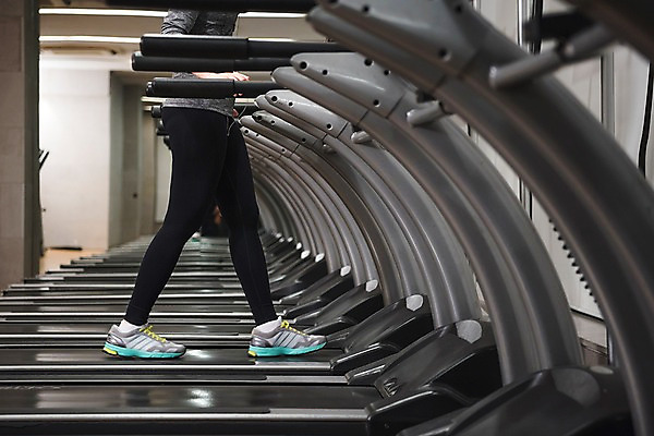 포토 JPG 우먼라이프 여자 실내 건강 한명 20대 성인 옆모습 신체부위 운동 건강관리 헬스 헬스장 한국인 하반신 다리 런닝머신 의료성형뷰티 성인여자한명만 국내포토 1 라이프스타일 뷰포인트 관리 사람 동양인 청년 내부 운동기구 여자한명만 성인여자만 파일형식