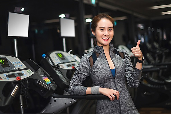 포토 JPG 우먼라이프 응시 여자 실내 건강 한명 서기 웃음 손짓 상반신 20대 성인 앞모습 운동 건강관리 헬스 기댐 헬스장 한국인 최고 런닝머신 의료성형뷰티 성인여자한명만 국내포토 1 라이프스타일 시선 뷰포인트 모션 표정 관리 사람 동양인 청년 내부 운동기구 여자한명만 성인여자만 파일형식