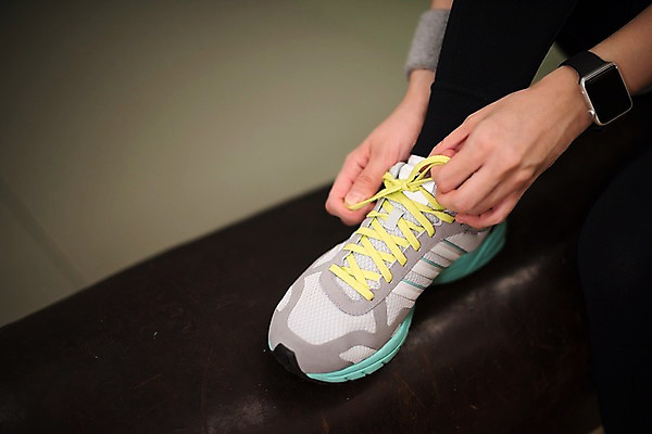 포토 JPG 우먼라이프 손 여자 운동화 발 실내 건강 한명 20대 성인 옆모습 신체부위 운동 건강관리 헬스 헬스장 한국인 다리 신발끈 신발끈묶기 스마트워치 의료성형뷰티 성인여자한명만 국내포토 1 라이프스타일 뷰포인트 신발 관리 사람 동양인 청년 내부 스마트기기 묶기 웨어러블 여자한명만 성인여자만 파일형식