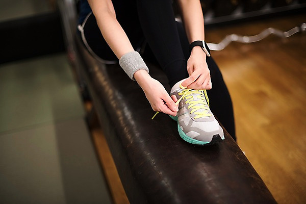 포토 JPG 우먼라이프 여자 신발 실내 건강 한명 앉기 20대 성인 앞모습 신체부위 운동 건강관리 헬스 헬스장 한국인 하반신 다리 팔 신발끈 신발끈묶기 스마트워치 의료성형뷰티 성인여자한명만 국내포토 1 라이프스타일 뷰포인트 모션 관리 사람 동양인 청년 내부 스마트기기 묶기 웨어러블 여자한명만 성인여자만 파일형식