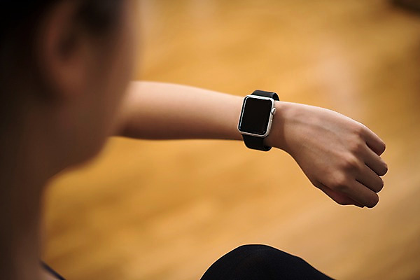 포토 JPG 우먼라이프 응시 여자 실내 건강 한명 상반신 20대 성인 옆모습 아웃포커스 운동 건강관리 헬스 헬스장 한국인 스마트워치 의료성형뷰티 성인여자한명만 국내포토 1 라이프스타일 시선 뷰포인트 촬영기법 관리 사람 동양인 청년 내부 스마트기기 웨어러블 여자한명만 성인여자만 파일형식