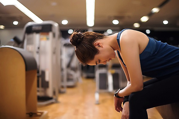 포토 JPG 우먼라이프 여자 휴식 실내 건강 한명 앉기 상반신 20대 성인 옆모습 아웃포커스 운동 건강관리 운동기구 헬스 헬스장 한국인 의료성형뷰티 성인여자한명만 국내포토 1 라이프스타일 뷰포인트 컨셉 모션 촬영기법 관리 사람 동양인 청년 내부 여자한명만 성인여자만 파일형식