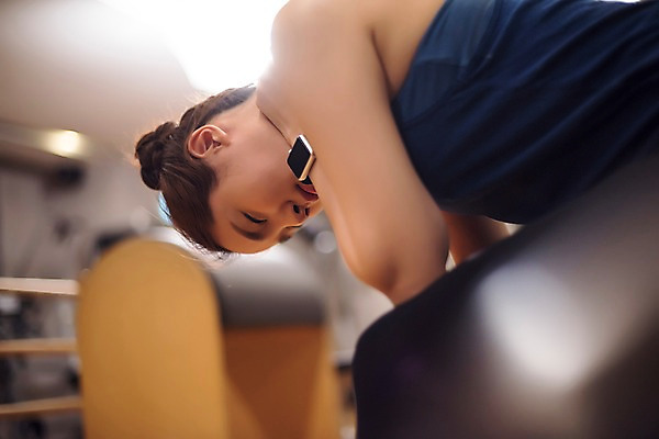 포토 JPG 우먼라이프 여자 휴식 실내 건강 한명 앉기 상반신 20대 성인 옆모습 아웃포커스 운동 건강관리 헬스 헬스장 한국인 의료성형뷰티 성인여자한명만 국내포토 1 라이프스타일 뷰포인트 컨셉 모션 촬영기법 관리 사람 동양인 청년 내부 여자한명만 성인여자만 파일형식