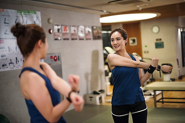 포토 JPG 우먼라이프 응시 여자 실내 건강 한명 서기 웃음 상반신 20대 성인 옆모습 아웃포커스 운동 건강관리 헬스 스트레칭 헬스장 거울 한국인 의료성형뷰티 성인여자한명만 국내포토 1 라이프스타일 시선 뷰포인트 모션 촬영기법 표정 관리 사람 동양인 청년 내부 여자한명만 성인여자만 파일형식