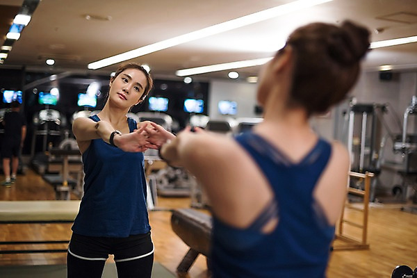 포토 JPG 우먼라이프 응시 여자 실내 건강 한명 서기 상반신 20대 성인 뒷모습 아웃포커스 운동 건강관리 운동기구 헬스 스트레칭 헬스장 거울 한국인 의료성형뷰티 성인여자한명만 국내포토 1 라이프스타일 시선 뷰포인트 모션 촬영기법 관리 사람 동양인 청년 내부 여자한명만 성인여자만 파일형식