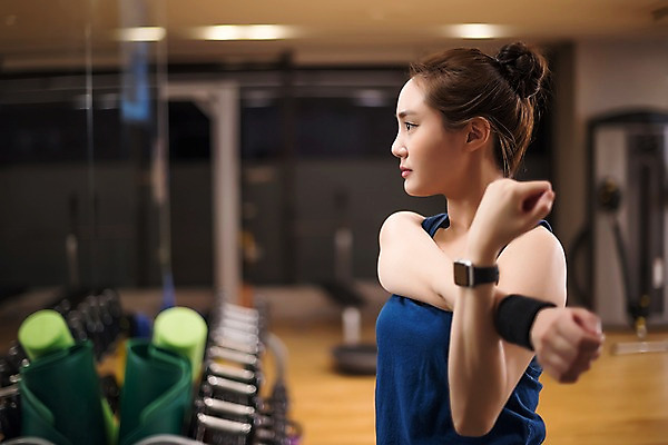 포토 JPG 우먼라이프 응시 여자 실내 건강 한명 서기 상반신 20대 성인 옆모습 아웃포커스 운동 건강관리 운동기구 헬스 스트레칭 헬스장 한국인 의료성형뷰티 성인여자한명만 국내포토 1 라이프스타일 시선 뷰포인트 모션 촬영기법 관리 사람 동양인 청년 내부 여자한명만 성인여자만 파일형식