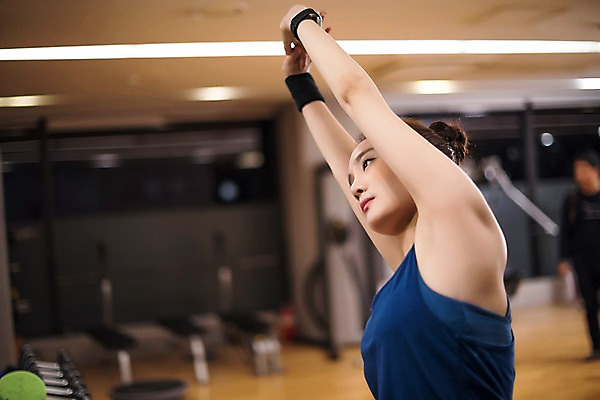 포토 JPG 우먼라이프 응시 여자 실내 건강 한명 서기 상반신 20대 성인 옆모습 아웃포커스 운동 건강관리 운동기구 헬스 스트레칭 헬스장 한국인 의료성형뷰티 성인여자한명만 국내포토 1 라이프스타일 시선 뷰포인트 모션 촬영기법 관리 사람 동양인 청년 내부 여자한명만 성인여자만 파일형식