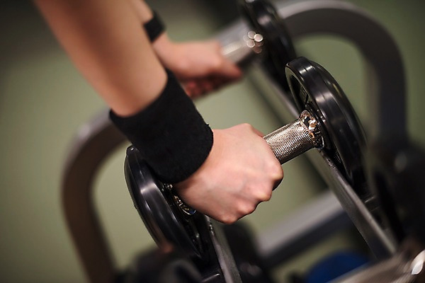 포토 JPG 우먼라이프 손 여자 실내 건강 한명 상반신 20대 성인 옆모습 신체부위 운동 건강관리 헬스 아령 헬스장 한국인 의료성형뷰티 성인여자한명만 국내포토 1 라이프스타일 뷰포인트 관리 사람 동양인 청년 내부 여자한명만 성인여자만 파일형식