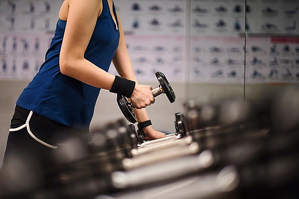 포토 JPG 우먼라이프 여자 실내 건강 한명 상반신 20대 성인 옆모습 신체부위 운동 건강관리 헬스 아령 헬스장 한국인 의료성형뷰티 성인여자한명만 국내포토 1 라이프스타일 뷰포인트 관리 사람 동양인 청년 내부 여자한명만 성인여자만 파일형식