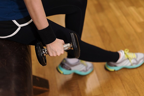 포토 JPG 우먼라이프 여자 실내 건강 한명 20대 성인 옆모습 신체부위 운동 건강관리 헬스 아령 헬스장 한국인 하반신 다리 팔 의료성형뷰티 성인여자한명만 국내포토 1 라이프스타일 뷰포인트 관리 사람 동양인 청년 내부 여자한명만 성인여자만 파일형식