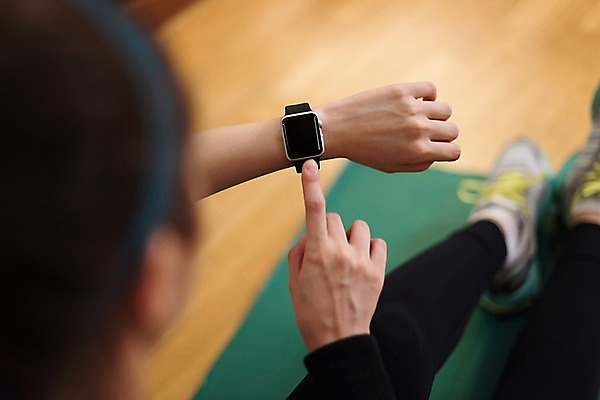 포토 JPG 우먼라이프 여자 실내 건강 한명 20대 성인 뒷모습 신체부위 운동 건강관리 헬스 스트레칭 헬스장 한국인 매트 다리 팔 스마트워치 의료성형뷰티 성인여자한명만 국내포토 1 라이프스타일 뷰포인트 관리 사람 동양인 청년 내부 스마트기기 웨어러블 여자한명만 성인여자만 파일형식