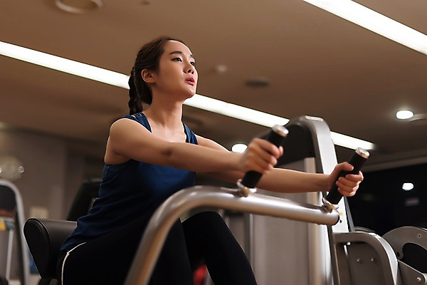 포토 JPG 우먼라이프 응시 여자 로우앵글 실내 건강 한명 앉기 상반신 20대 성인 옆모습 운동 건강관리 운동기구 헬스 헬스장 한국인 의료성형뷰티 성인여자한명만 국내포토 1 라이프스타일 시선 뷰포인트 모션 관리 사람 동양인 청년 내부 여자한명만 성인여자만 파일형식