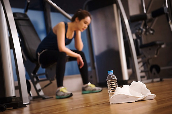 포토 JPG 전신 우먼라이프 여자 휴식 실내 건강 한명 앉기 20대 성인 옆모습 아웃포커스 수건 운동 건강관리 운동기구 헬스 헬스장 한국인 물병 의료성형뷰티 성인여자한명만 국내포토 1 라이프스타일 뷰포인트 컨셉 모션 촬영기법 관리 사람 동양인 청년 내부 위생용품 물통 여자한명만 성인여자만 파일형식