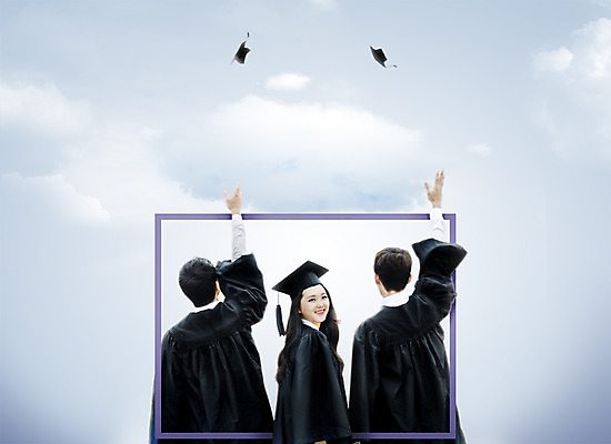 PSD 편집이미지 여자 남자 대학생 학사모 졸업 졸업생 상반신 20대 성인 뒷모습 세명 한국인 졸업가운 뒤돌아보기 던지기 성인만 이미지편집 모자_잡화 학생 교육 뷰포인트 모션 사람 동양인 청년 가운 파일형식