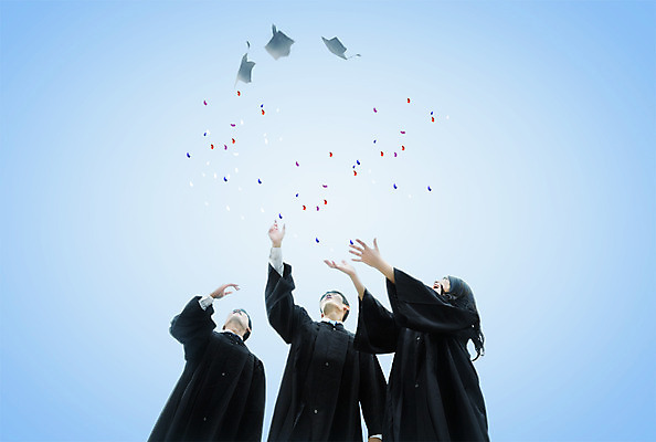 PSD 편집이미지 여자 남자 대학생 로우앵글 학사모 졸업 상반신 20대 성인 앞모습 세명 친구 한국인 축하 졸업가운 던지기 성인만 이미지편집 모자_잡화 학생 교육 뷰포인트 컨셉 관계 모션 사람 동양인 청년 가운 파일형식