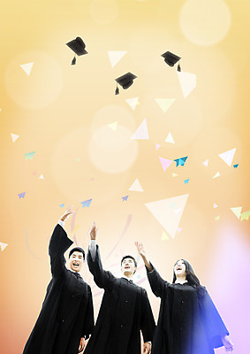 PSD 편집이미지 여자 남자 대학생 로우앵글 학사모 졸업 상반신 20대 성인 앞모습 세명 친구 한국인 축하 졸업가운 던지기 성인만 이미지편집 모자_잡화 학생 교육 뷰포인트 컨셉 관계 모션 사람 동양인 청년 가운 파일형식