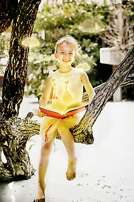 JPG 주간 전신 서양인 외국인 나무 구름 편집이미지 여자 어린이 상상 동화 한명 앉기 야외 앞모습 그래픽 책 독서 한국인 디지털합성 홀로그램 디지털아트 소녀한명만 편집실사 자연요소 식물 1 뷰포인트 모션 사람 동양인 인종 CG 여자한명만 소녀만 파일형식