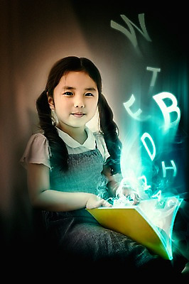 JPG 편집이미지 알파벳 여자 어린이 상상 동화 실내 한명 앉기 상반신 앞모습 그래픽 책 독서 한국인 디지털합성 홀로그램 디지털아트 소녀한명만 편집실사 1 영어 뷰포인트 모션 사람 동양인 내부 CG 여자한명만 소녀만 파일형식